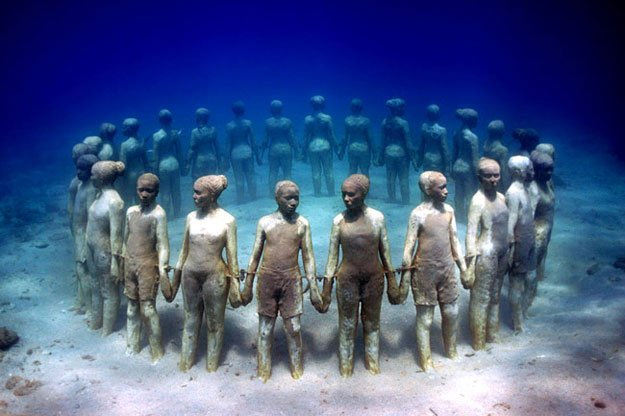 Las hiperrealistas esculturas humanas que están sumergidas en el primer museo bajo el agua de Europa. 