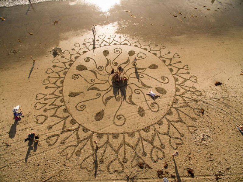 Este hombre renunció a su trabajo, ahora se dedica a realizar increíbles obras de arte en la arena. 