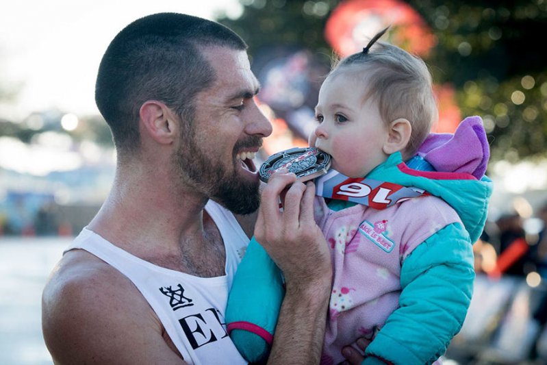 Este padre gana media maratón empujando un carrito con su bebé  