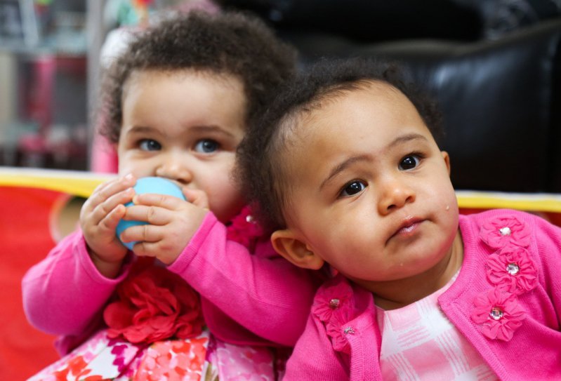 Se cree que estas adorables hermanas son las primeras gemelas en 'blanco y negro' nacidas en Reino Unido 