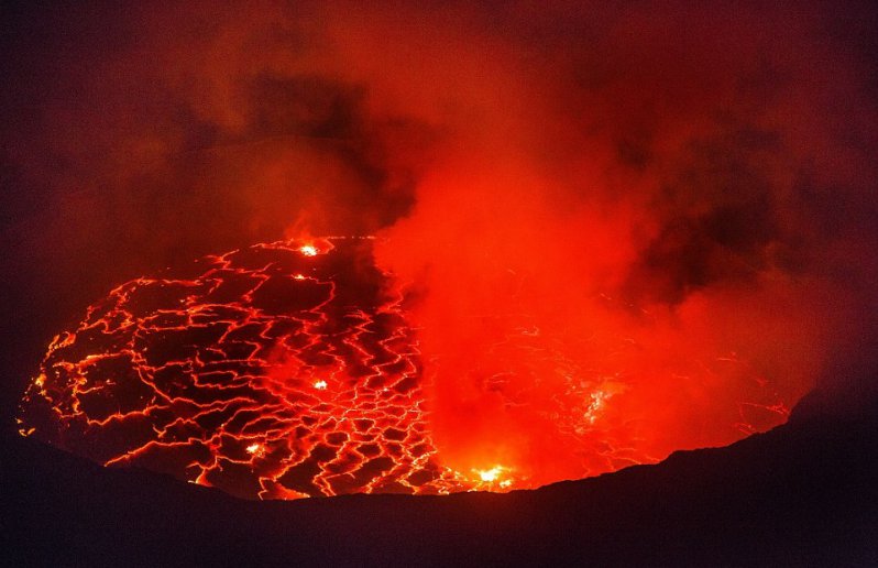 Dron capta espectaculares imágenes de el lago de lava más grande del mundo 