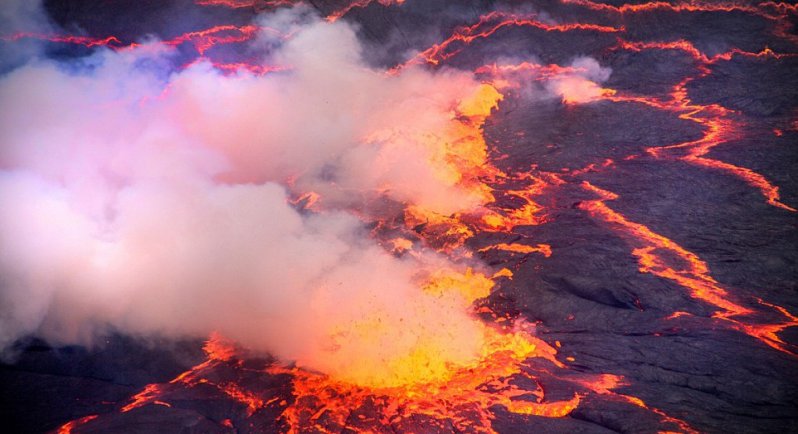 Dron capta espectaculares imágenes de el lago de lava más grande del mundo 