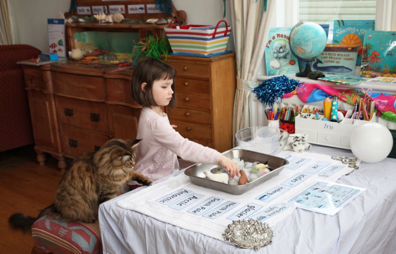 Pintora autista de 6 años y su gato ayudante  