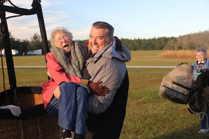 Esta anciana de 90 años padece cáncer, pero eligió irse de viaje con su familia en vez de tratarse. 
