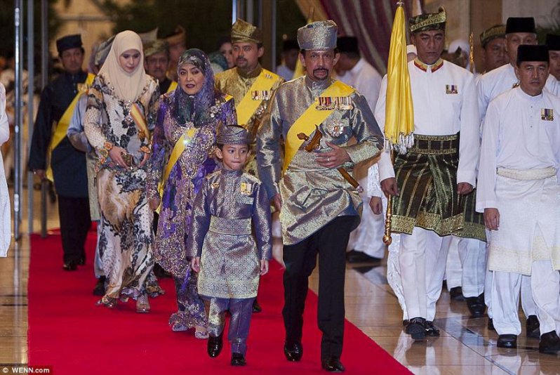 El Sultán de Brunéi y su vida llena de lujos, escándalos y excesos (no apto para nosotros los mortales)  