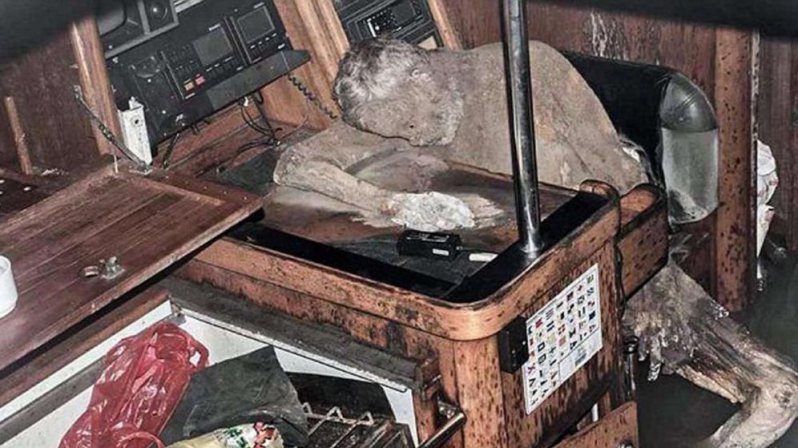 La misteriosa momia de un marinero hallada a mitad del océano  