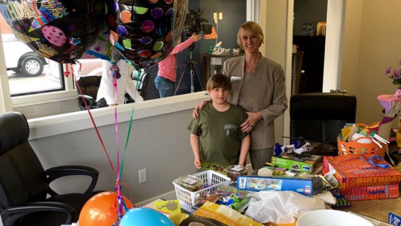 Ninguno de sus invitados asistió a su fiesta de cumpleaños, pero su abuela salvó la celebración  