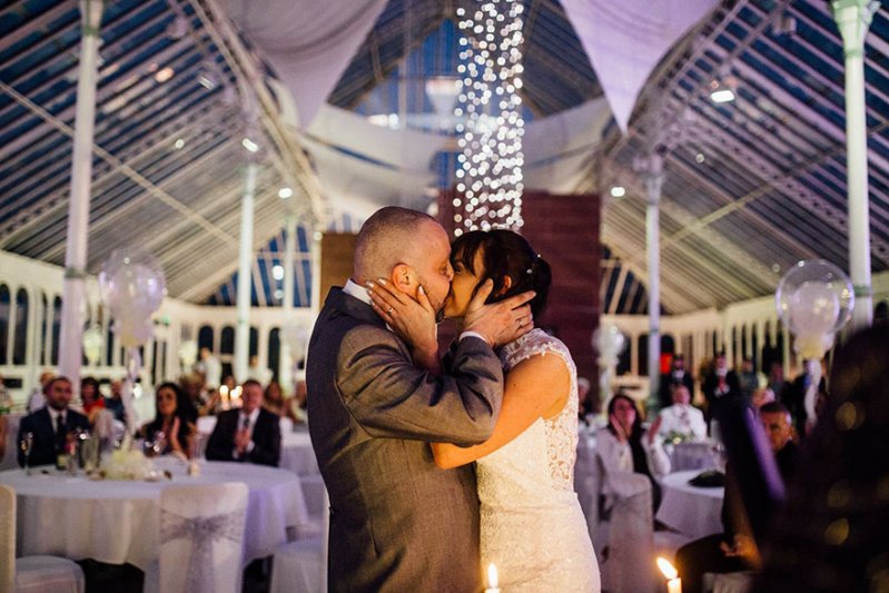 En honor a su esposo con cáncer terminal, se rapa la cabeza el día de su boda para apoyar a una buena causa 