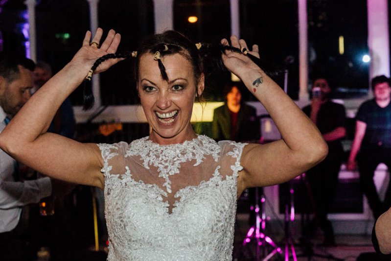 En honor a su esposo con cáncer terminal, se rapa la cabeza el día de su boda para apoyar a una buena causa 