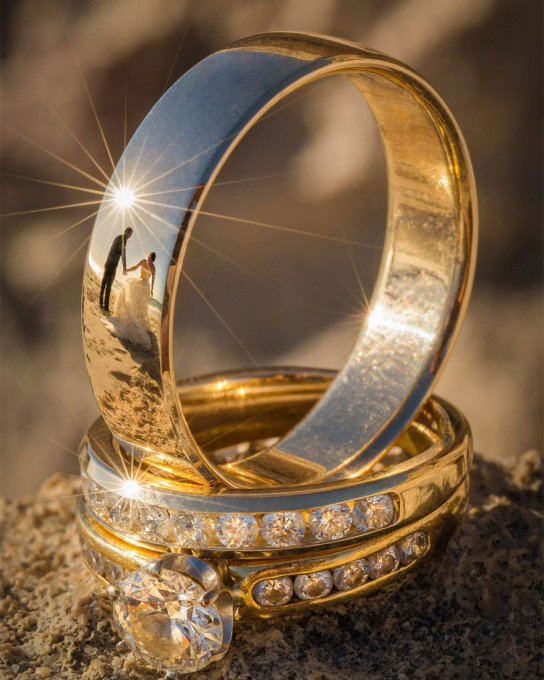  Este fotógrafo autodidacta ha encontrado una forma única de fotografiar bodas: reflejadas en anillos  