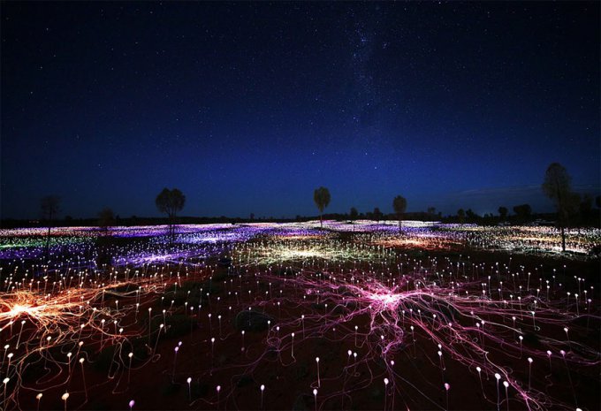 Este artista usa 50000 luces para convertir el desierto en un cuento de hadas  