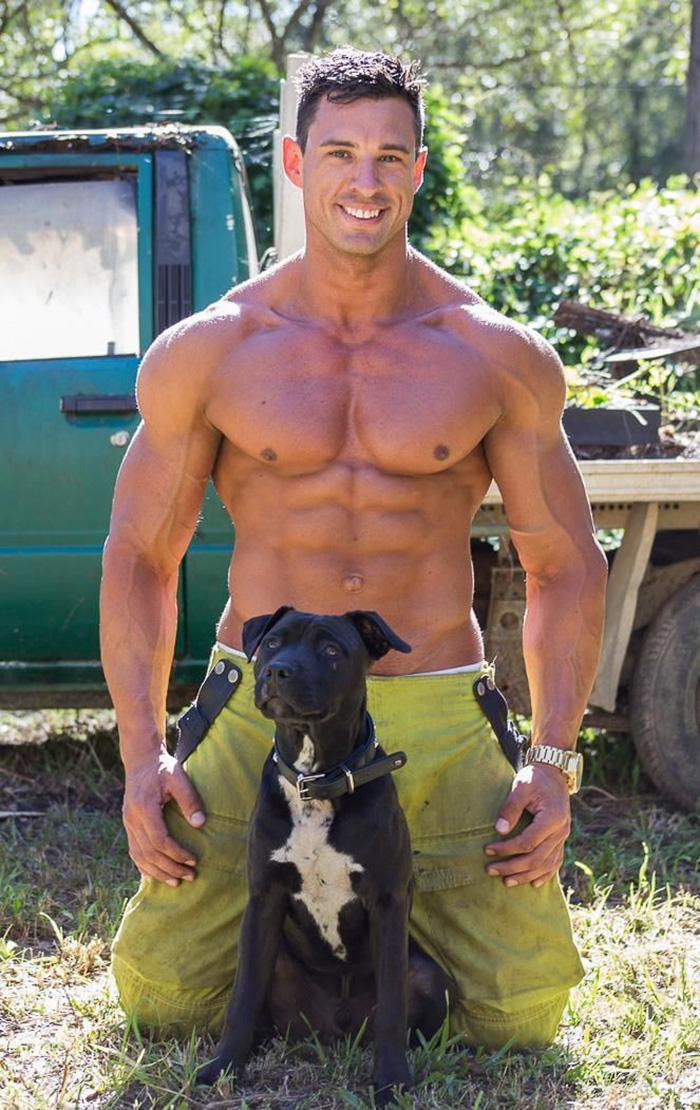 Estos bomberos posando con cachorritos rescatados con fines benéficos te encenderán  