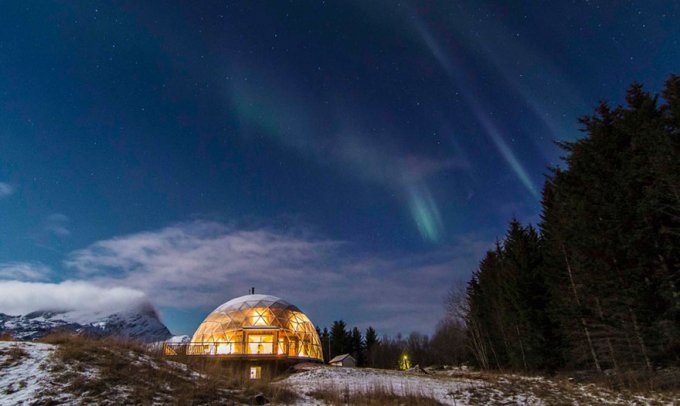 Esta familia lleva desde 2013 viviendo en el Círculo Polar Ártico bajo una cúpula geodésica solar от Tati за 04 enero 2017 