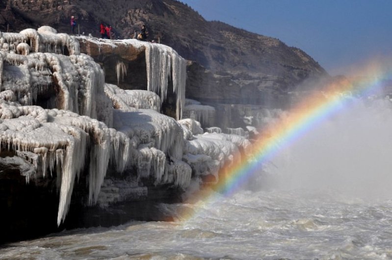 La única cascada amarilla del mundo se congeló dando un hermoso espectáculo 