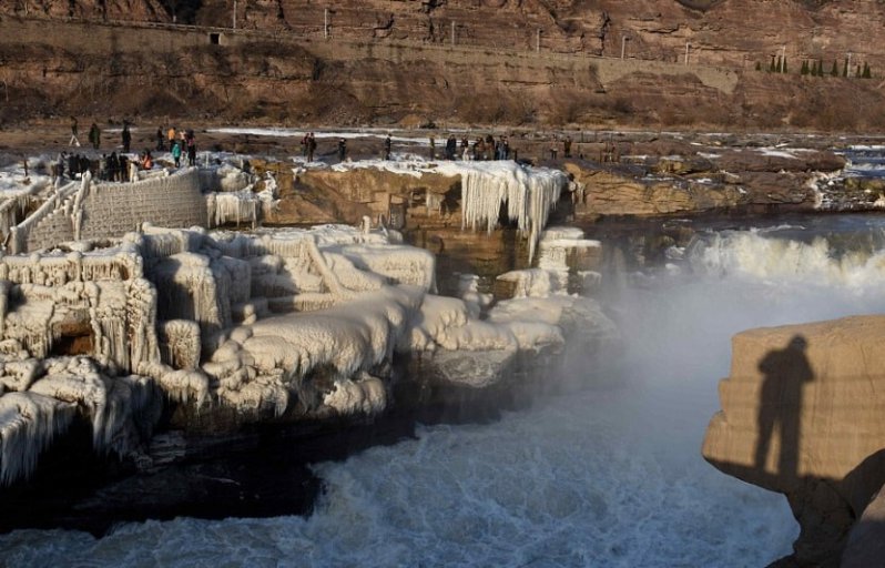 La única cascada amarilla del mundo se congeló dando un hermoso espectáculo 