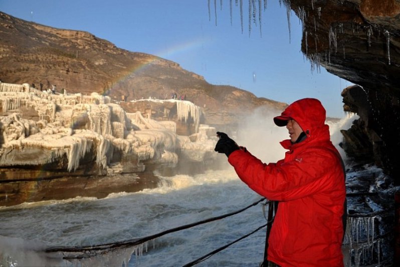 La única cascada amarilla del mundo se congeló dando un hermoso espectáculo 