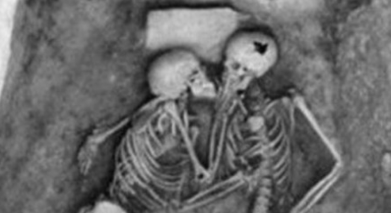 Unidos hasta el último aliento: se encontraron a esta pareja de 2800 años besándose 