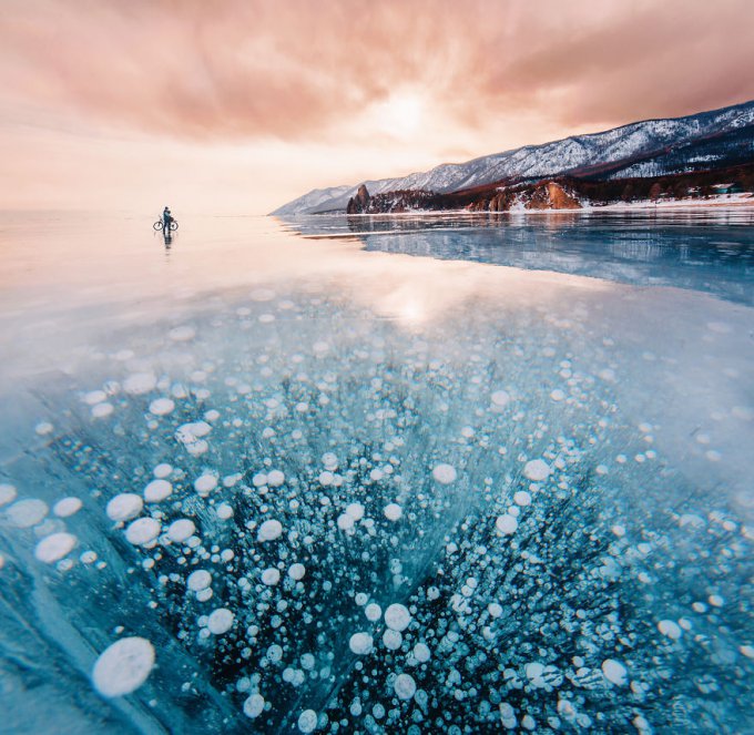 Caminé sobre el lago Baikal para mostrar la belleza del lago más profundo y antiguo de la Tierra 