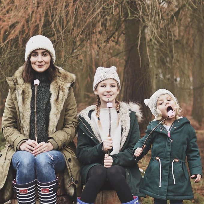 Esta madre hace adorables fotos de sus hijas con ella llevando ropa a juego 