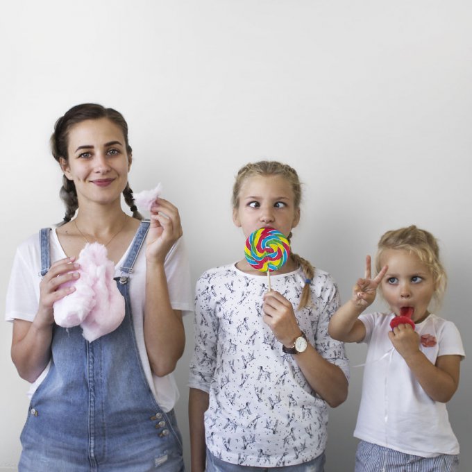 Esta madre hace adorables fotos de sus hijas con ella llevando ropa a juego 