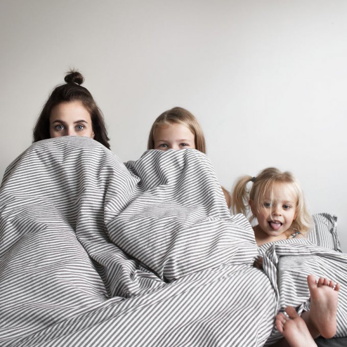 Esta madre hace adorables fotos de sus hijas con ella llevando ropa a juego 