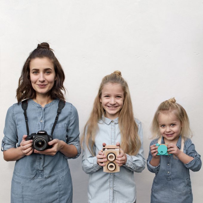 Esta madre hace adorables fotos de sus hijas con ella llevando ropa a juego 