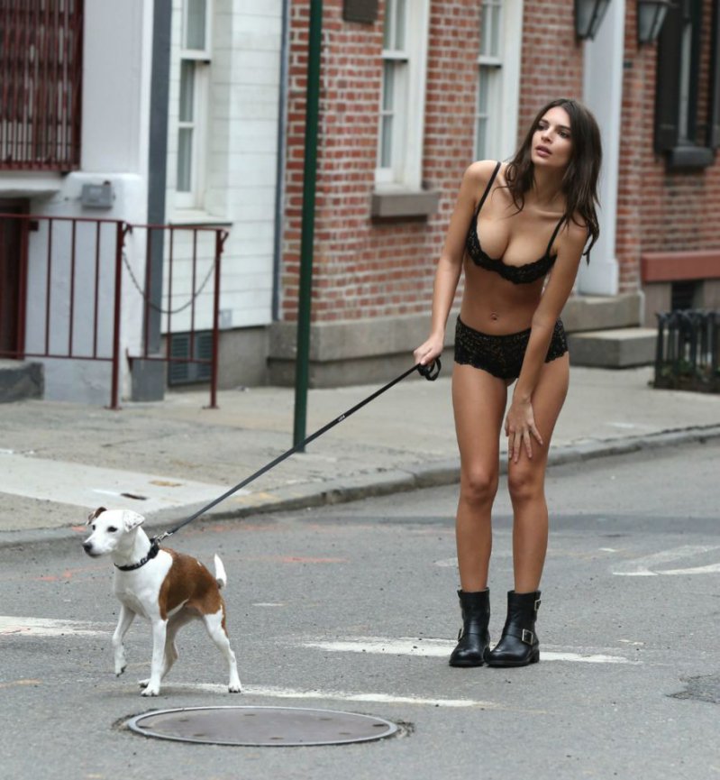 Emily Ratajkowski pasea a su perro por las calles de Nueva York... ¡en lencería!  