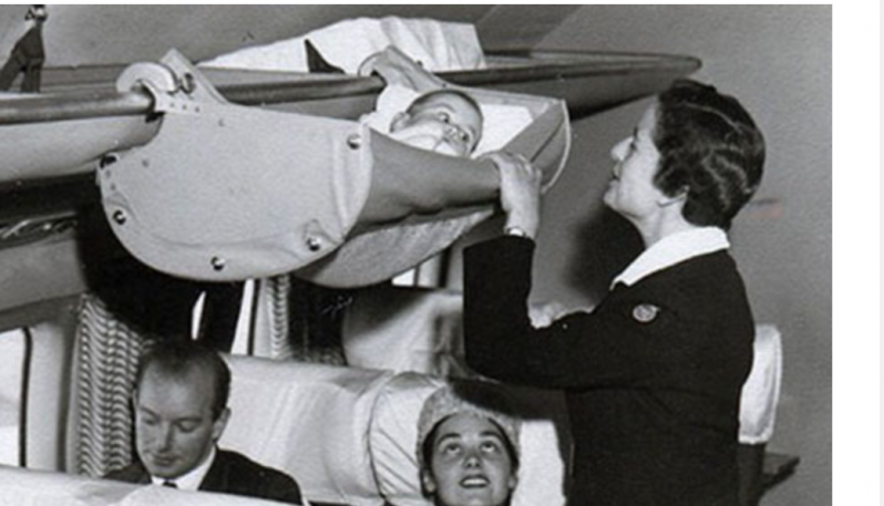 Estas fotos de los años 50 muestran cómo viajaban antes los bebés en avión 