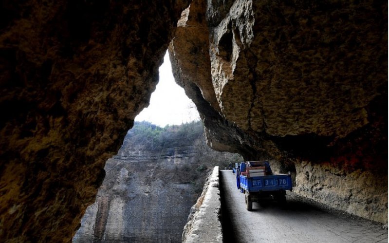 El asombroso “Túnel de Guoliang”, un camino tallado en una montaña de China ¡gigante! 