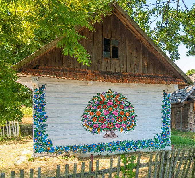 En este pueblecito polaco todo está cubierto de coloridas flores pintadas 