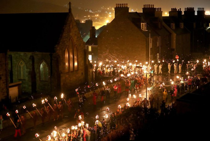 Fotos épicas del festival vikingo Up Helly Aa en Escocia 