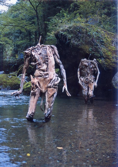 Inquietantes estatuas hechas con madera de deriva, por el artista japonés Nagato Iwasaki 