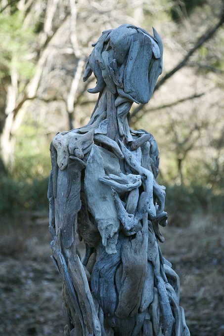 Inquietantes estatuas hechas con madera de deriva, por el artista japonés Nagato Iwasaki 