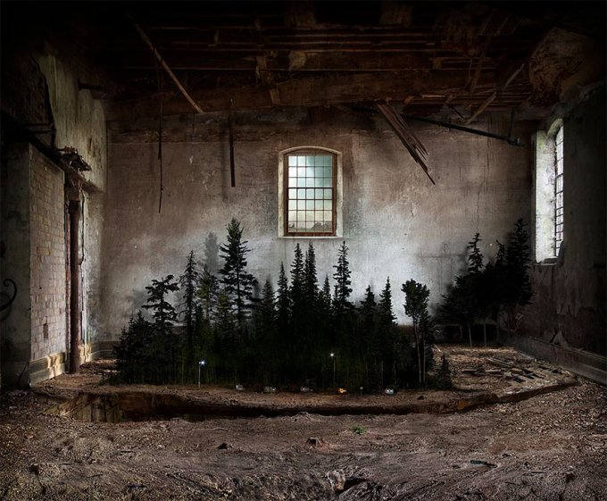 Esta artista utiliza una técnica de hace 110 años para crear surreales fotomontajes con paisajes en interiores 