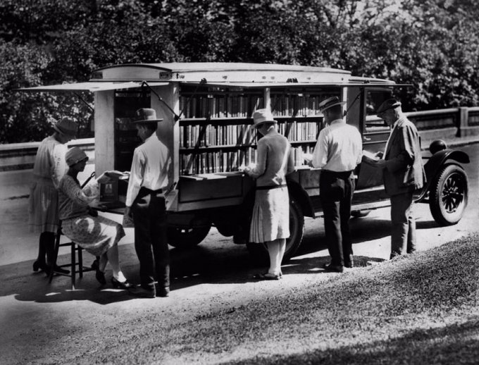 Antes de Amazon, teníamos libromóviles: 15 curiosas fotos de bibliotecas sobre ruedas 
