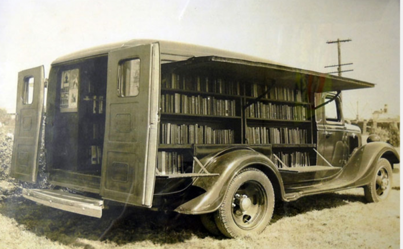 Antes de Amazon, teníamos libromóviles: 15 curiosas fotos de bibliotecas sobre ruedas 