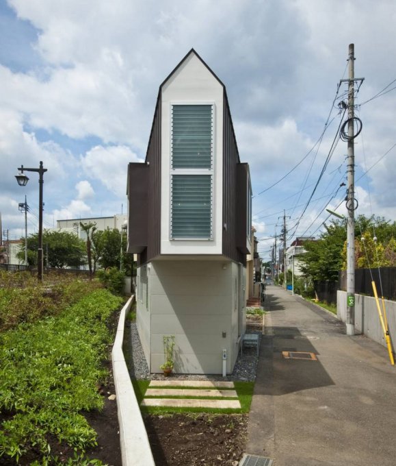 Esta estrecha casa japonesa solo parece pequeña hasta que la ves por dentro 