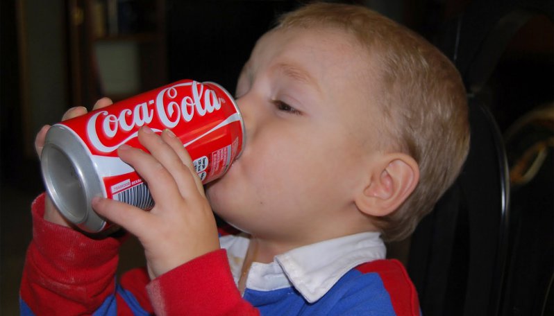 Conoce qué pasa si bebes 10 latas de Coca-Cola diarias durante 30 días 