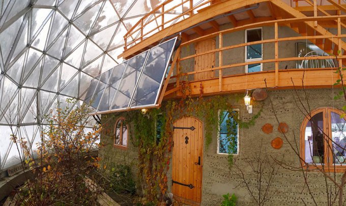 Esta familia lleva desde 2013 viviendo en el Círculo Polar Ártico bajo una cúpula geodésica solar 