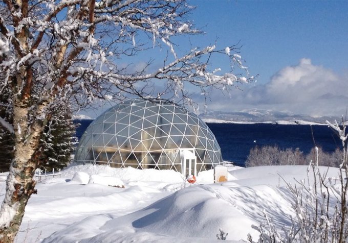 Esta familia lleva desde 2013 viviendo en el Círculo Polar Ártico bajo una cúpula geodésica solar 