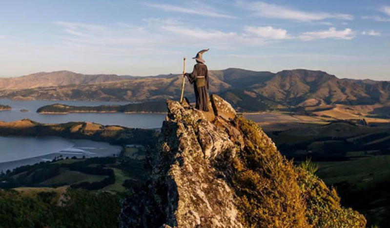 Este fotógrafo viaja por Nueva Zelanda con un disfraz de Gandalf y sus fotos son épicas 