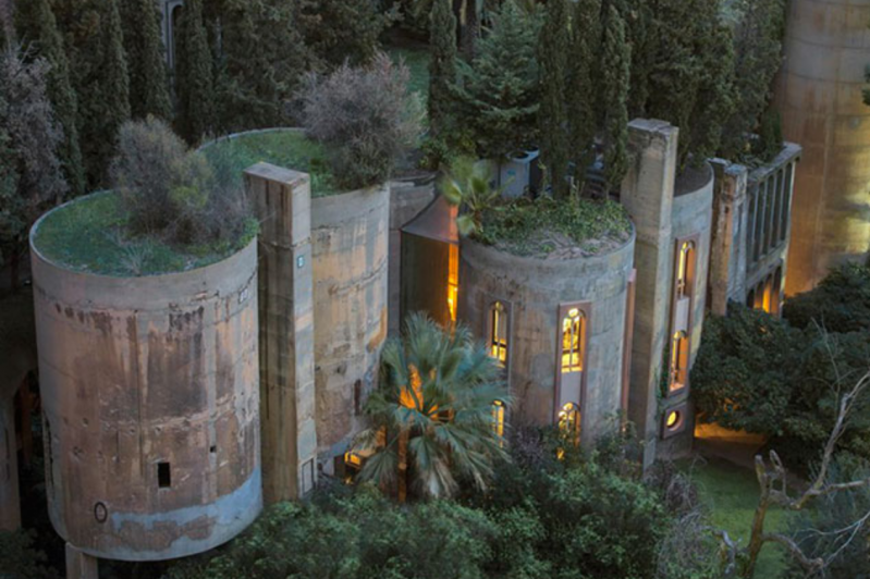 Este famoso arquitecto español convirtió una vieja fábrica de cemento en su hogar y el interior te fascinará 
