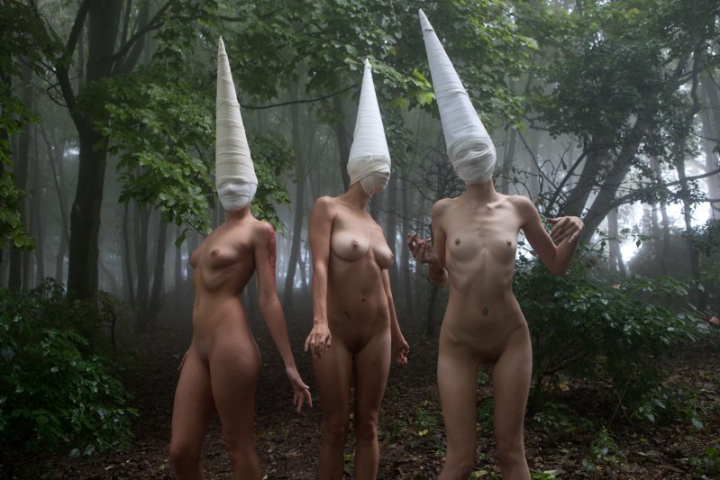 Naked Girls with Masks: Las chicas desnudas con máscaras de Ben Hopper 