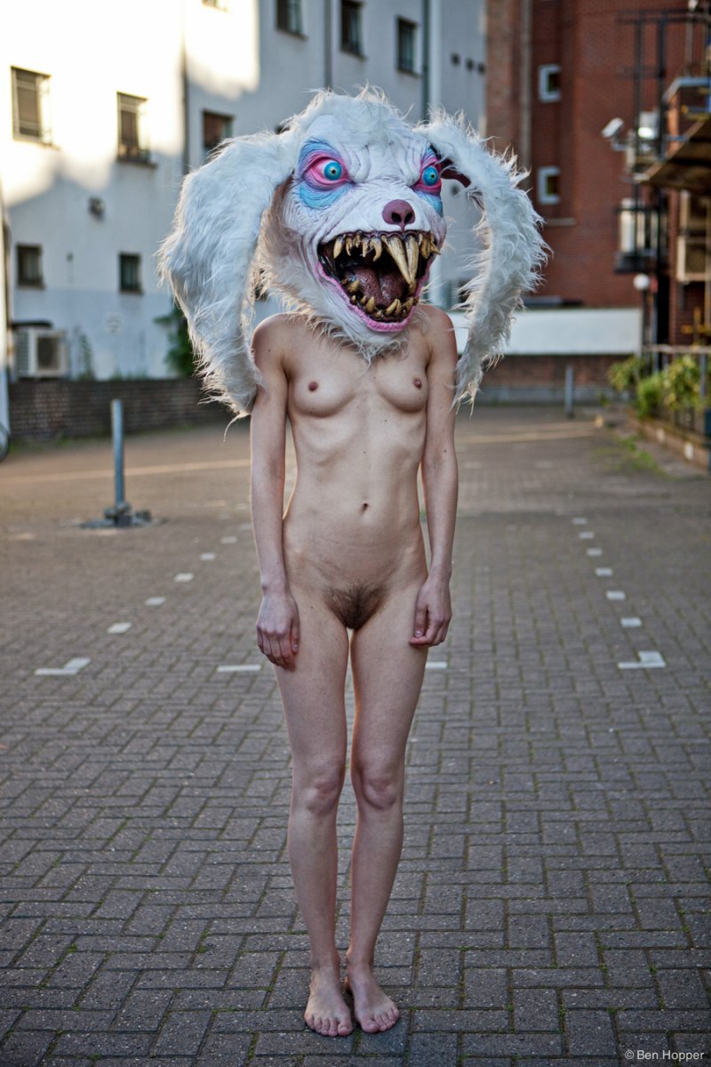 Naked Girls with Masks: Las chicas desnudas con máscaras de Ben Hopper 