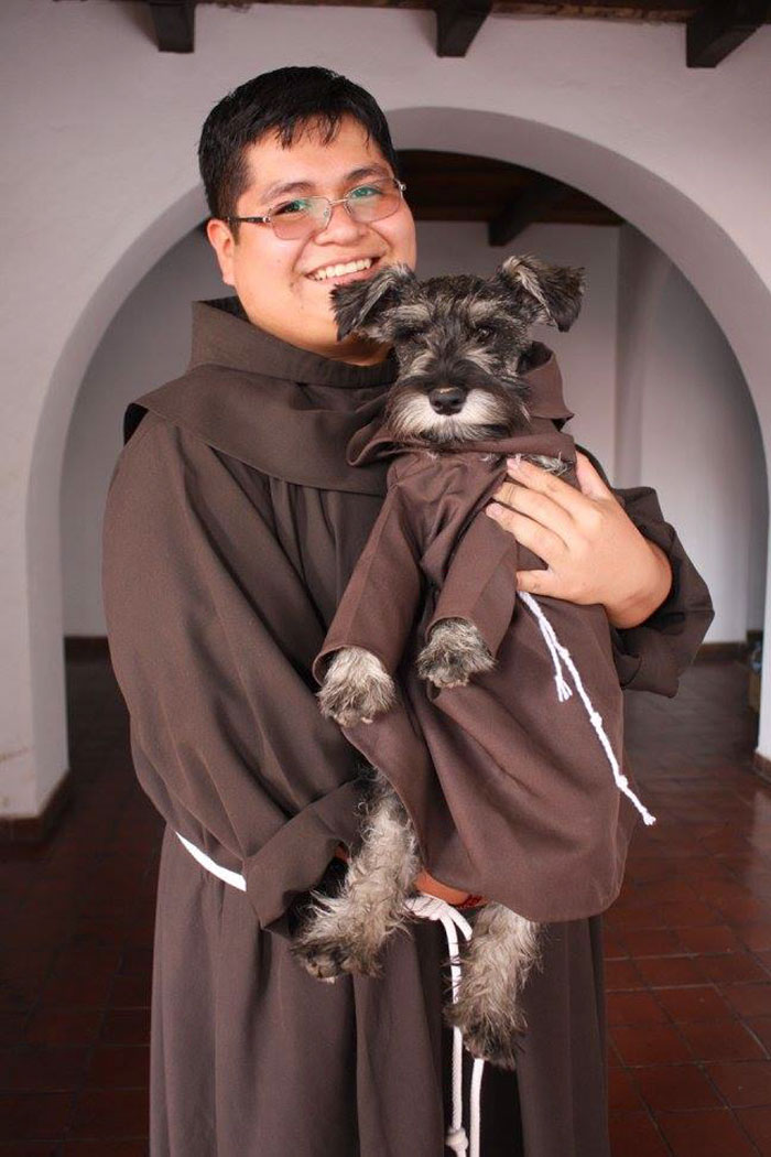 Este perro ha hecho voto de castidad y se ha convertido en monje 