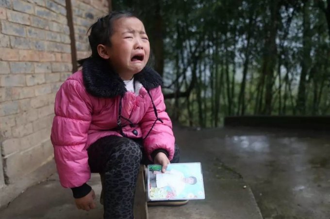Esta niña de 5 años se convierte en la única cuidadora de su abuela, después de que su madre las abandonara 