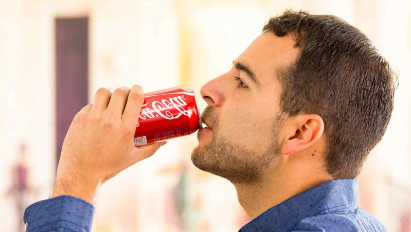 ¡Cuidado varones! Tomar Coca-Cola en exceso puede causar disfunción eréctil y esterilidad 