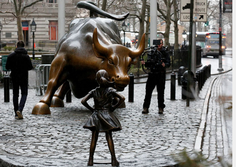Colocan una estatua de una niña intrépida frente al toro de Wall Street 