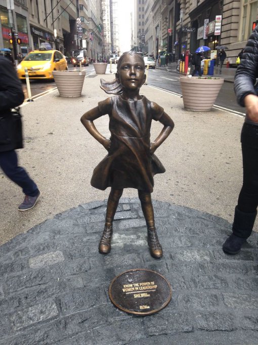 Colocan una estatua de una niña intrépida frente al toro de Wall Street 