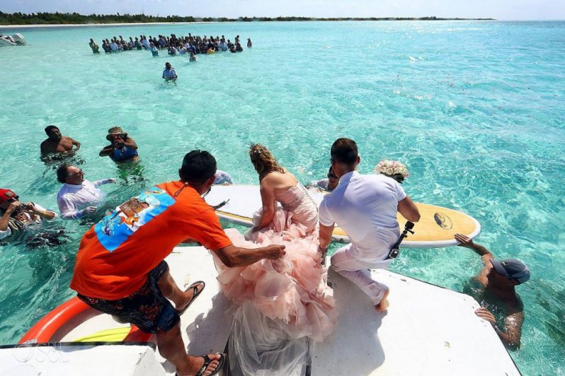La magnifica experiencia de una boda en el agua a través de estas bellas fotografías 